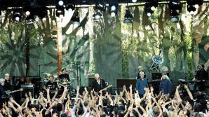 PHIL MANZANERA, GUY PRATT, STEVE DI STANISLAO, DAVID GILMOUR, RICK WRIGHT, GRAHAM NASH, DAVID CROSBY AND JON CARIN ON THE TONIGHT SHOW WITH JAY LENO  <span>Photo by Polly Samson</span>